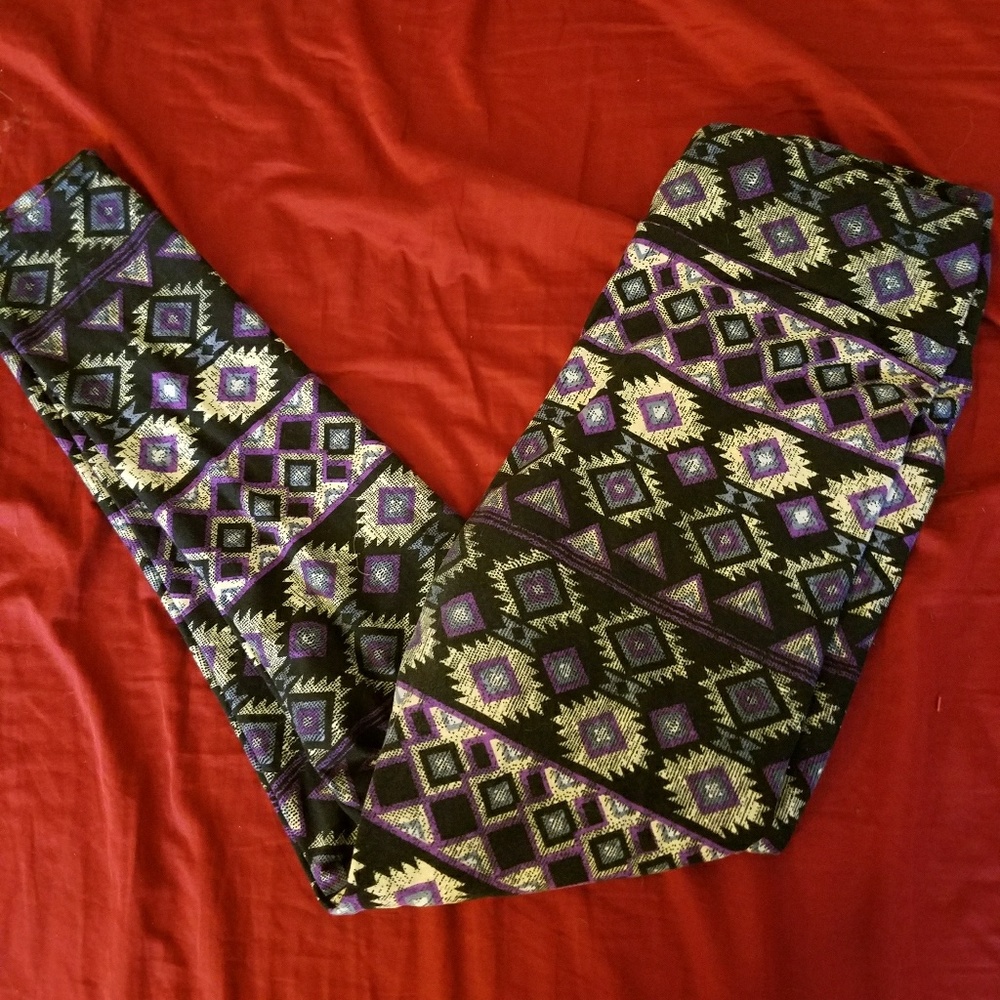 🛑🛑SOLD🛑🛑LULAROE BLACK PURPLE AZTEC TC LEGGINGS